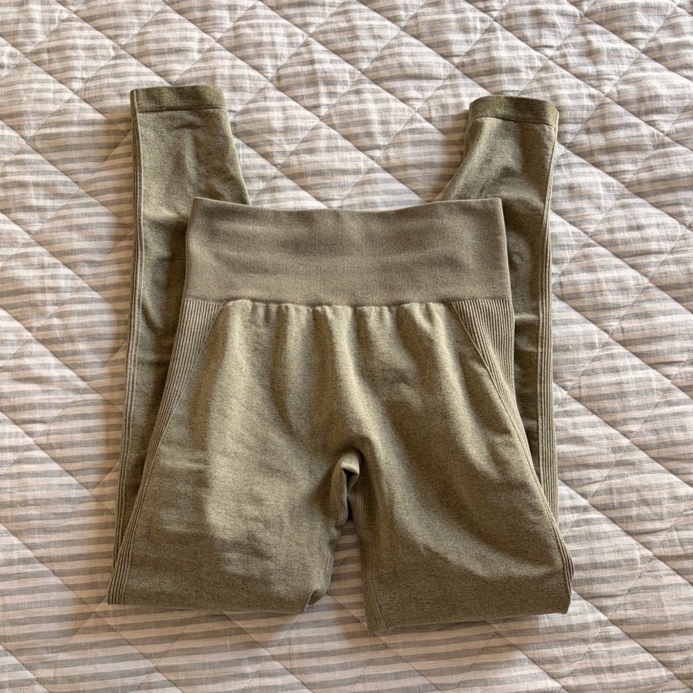 Green contoured leggings